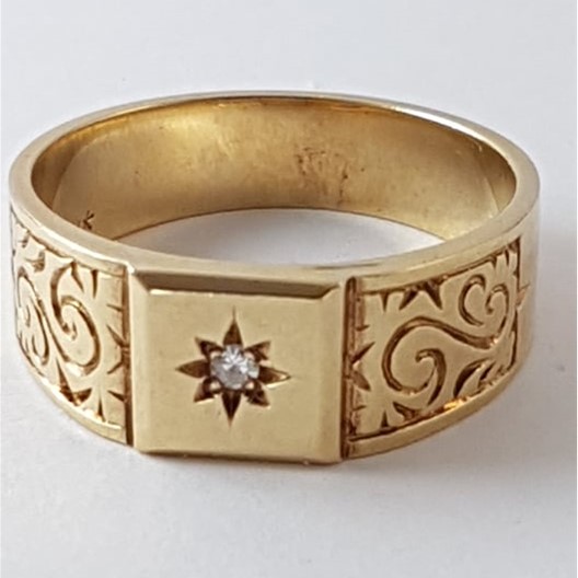R11609 Gold Signet Ring