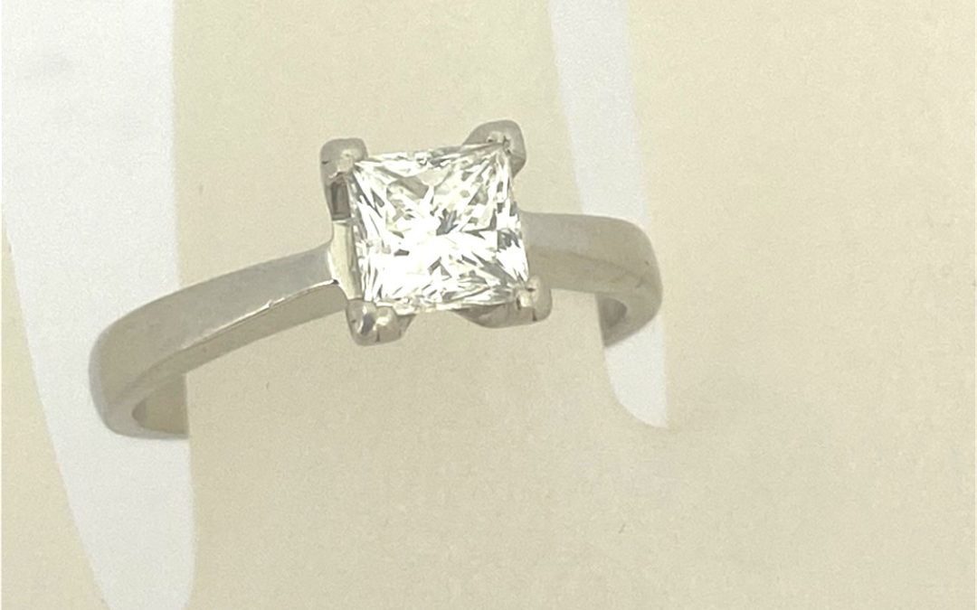 R11682 Solitaire Ring